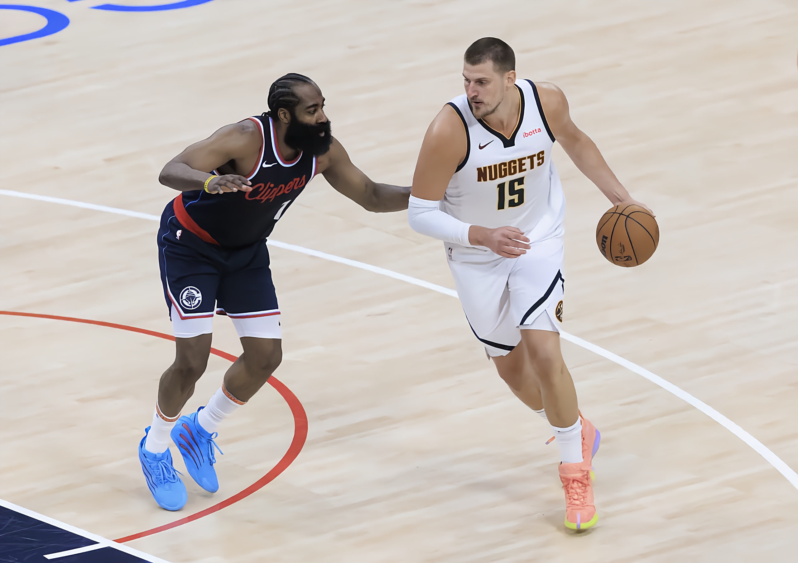 包含洛杉矶快船迎NBA总决赛关键赛，转会期伤情更新，震撼外界，控场能力受关注的词条